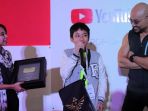 azka-corbuzier-raih-penghargaan-youtuber-termuda-dengan-100-ribu-lebih-subscribes_20170922_173945.jpg