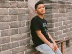 azriel-membagikan-foto-kondisinya-terlihat-tangan-kiri-azriel-dipasang-dengan-selang-infus.jpg