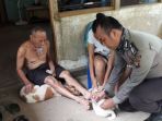 babinkamtibmas-saat-melakukan-penyuntikan-anti-rabies-pada-hewan-anjing_20180613_113341.jpg