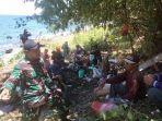 babinsa-tamilouw-cegat-warga-luar-di-lokasi-penambangan-emas.jpg