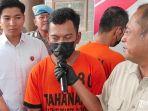 Pria Blitar Tega Bacok Istri di Depan Anaknya yang masih Balita, Pelaku Mengaku Menyesal