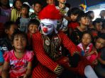 badut-berikan-trauma-healing-kepada-anak-anak-korban-banjir_20200105_211109.jpg