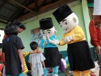 badut-hibur-anak-anggota-eks-gafatar-di-pengungsian_20160122_155159.jpg