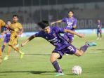 bae-sin-yeong-saat-hendak-dihadang-bek-bhayangkara-fc.jpg