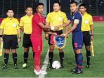 bagas-adi-nugroho-bersama-kapten-timnas-u-22-thailand-saringkan-promsupa.jpg