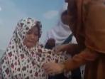 bagi-bagi-hijab_20160215_152432.jpg