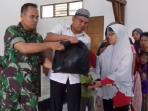 bagi-bagi-sembako_20160613_105731.jpg