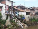 bagian-belakang-dua-rumah-di-bidaracina-runtuh.jpg