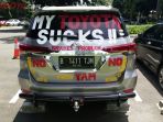 bagian-belakang-toyota-fortuner-yang-berisi-kata-kata-protes_20171204_211101.jpg