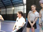 bagikan-momen-latihan-maen-tenis-bersama.jpg