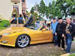 bahar-bin-smith-naik-mobil-sport.jpg