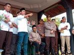 bahlil-lahadalia-saat-bertemu-warga-rempang-kecamatan-galang.jpg