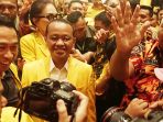 bahlil-tebar-senyum-hadiri-munas-xi-partai-golkar_20240820_194027.jpg