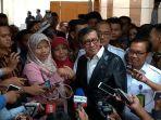 baiq-nuril-bersama-menkumham-yasonna-laoly-di-dpr-r.jpg