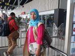 baiq-nuril-di-bandara-soekarno-hatta.jpg