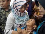 baiq-nuril-peluk-anak.jpg