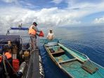 bakamla-ri-bagi-bagi-bansos-di-tengah-laut-manado_20210824_201436.jpg