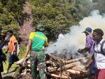 bakar-batu-simbol-kedekatan-dan-kebersamaan-masyarakat-tsinga-d_20200224_133650.jpg