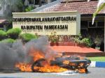 bakar-motor-pamekasan.jpg