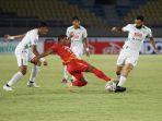 bali-united-eber-bessa-tengah-merebut-bola-dari-pesepak-bola-pss-sleman-jihad-ayoub.jpg