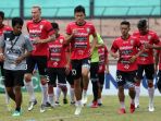 bali-united-gelar-latihan-fisik_20180727_193958.jpg