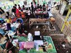balla-online-anak-anak-belajar-di-lahan-pekuburan.jpg
