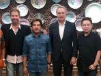 bambang-drias-temui-rob-swartbol.jpg