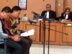 bambang-karyanto-dan-adam-munandar-sidang-pledoi_1_20151120_110525.jpg
