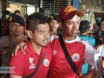 bambang-pamungkas-saat-berfoto-dengan-fan-di-bandara-hang-nadim.jpg