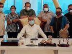 bambang-soesatyo-baju-hijau-saat-menerima.jpg