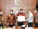 bambang-soesatyo-saat-ditunjuk-menjadi-anggota-dewan-kehormatan-aphtn-han.jpg