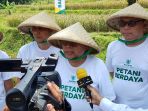 bambang-sudibyo-hadiri-panen-raya-di-karawang_20190416_013505.jpg