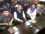 bambang-widjojanto-dan-pengacara_20150129_130117.jpg