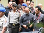 bambang-widjojanto-datangi-bareskrim-polri_20150203_151827.jpg
