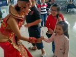 bandara-supadio-bagi-bagi-bingkisan-bagi-tamu-kecil_20161226_144437.jpg