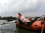 bangkai-badan-pesawat-airasia-qz8501-di-pelabuhan-tanjung-priok_20150302_102917.jpg