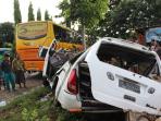 bangkai-mobil-di-banyuwangi_20150104_160334.jpg