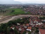 bangunan-rusak-akibat-banjir-bandang-di-tarogong-kidul_20160927_131243.jpg