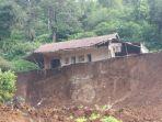 bangunan-yang-berada-di-atas-tanah-longsor-jalan-raya-cipanas-puncak-desa-cibereum.jpg