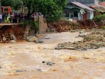 banjir-bandang-menghayutkan-jalan-desa-dampit-bandung_20160420_085913.jpg