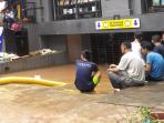 banjir-basemen-kemang_20160828_120336.jpg