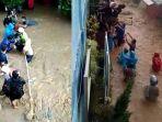 banjir-besar-terjadi-di-sukup-baru-ujungberung-bandung-anak-anak-sd-menyeberang-pegangan-tongkat.jpg