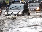banjir-cileuncang-di-jalan-moch-toha-bandung_20190301_193627.jpg