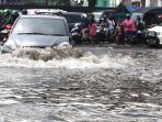banjir-cileuncang-di-perempatan-jalan-terusan-pasirkoja_20201029_225102.jpg
