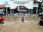 banjir-di-bendungan-hilir-jakarta_20200225_174351.jpg
