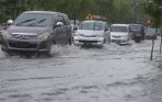 banjir-di-jalan-pucang-surabaya_20141207_134247.jpg