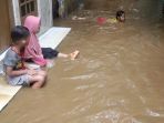 banjir-di-kebon-pala-makin-tinggi-imbas-air-kiriman_20231130_185738.jpg