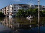 banjir-di-kherson-ukraina-setelah-bendungan-nova-kakhovka-jebol-akibat-serangan-rusia-78.jpg