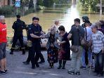 banjir-di-kherson-ukraina-setelah-bendungan-nova-kakhovka-jebol-akibat-serangan-rusia.jpg