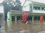 banjir-di-mtsn-19-pondok-labu-jakarta-selatan-kamis-61020221.jpg